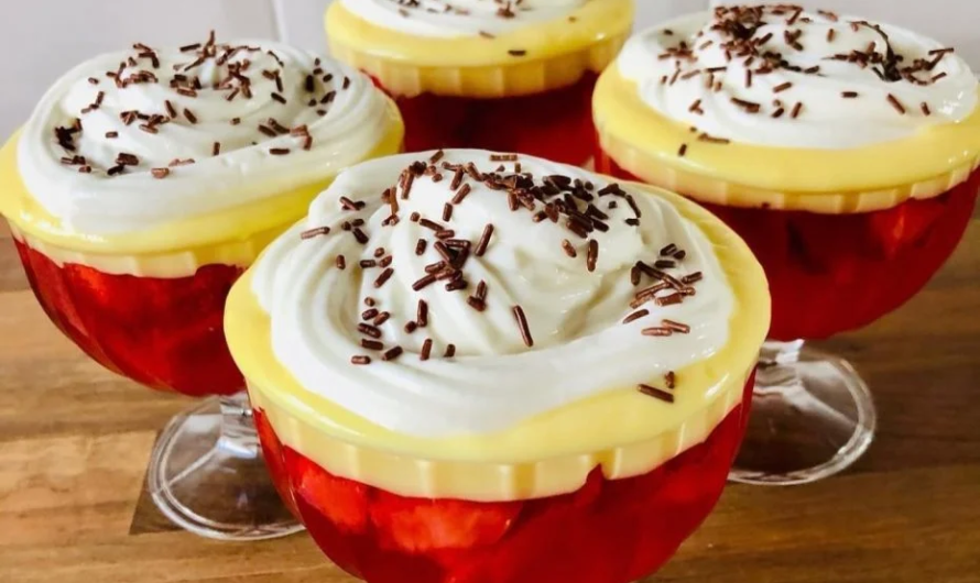 Low-Carb Erdbeer-Dessert im Schichtglas: Mit zuckerfreiem Wackelpudding, Vanillecreme und Sahne – Genuss ohne Reue