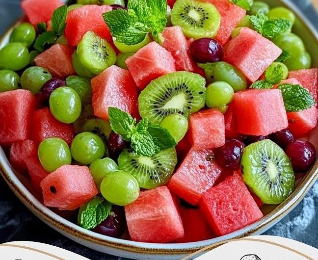 Erfrischend, leicht, Low-Carb – Mein liebster Sommersalat mit Beeren, Gurke und Minze