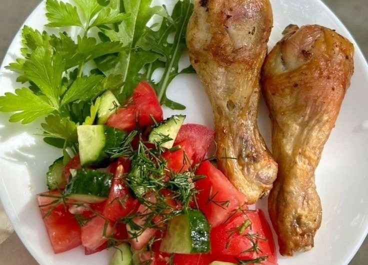 🍗 Knusprige Hähnchenschenkel mit frischem Tomaten-Gurken-Salat – mein neues Lieblingsrezept!