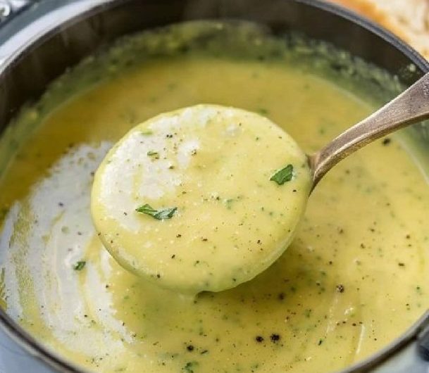Cremige Low-Carb-Zucchini-Suppe mit Knoblauch