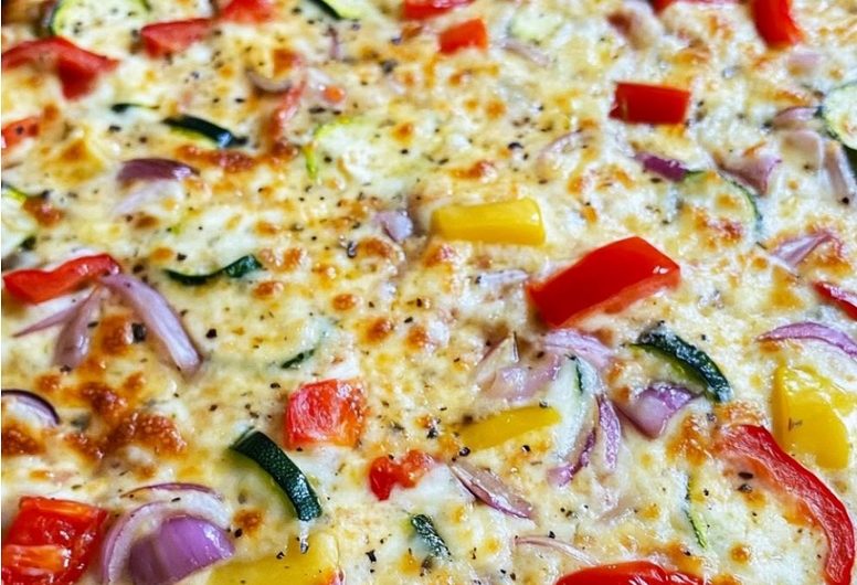 Bunte Low-Carb-Schüttelpizza