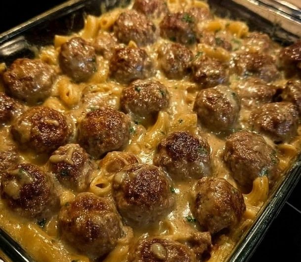 Low-Carb gebackene „Nudeln“ mit schwedischen Fleischbällchen – ein Auflauf voller Herz