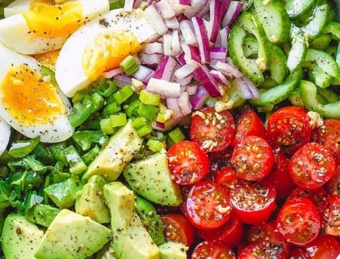 Dieser köstliche Salat entleert den Bauch und reinigt den Körper