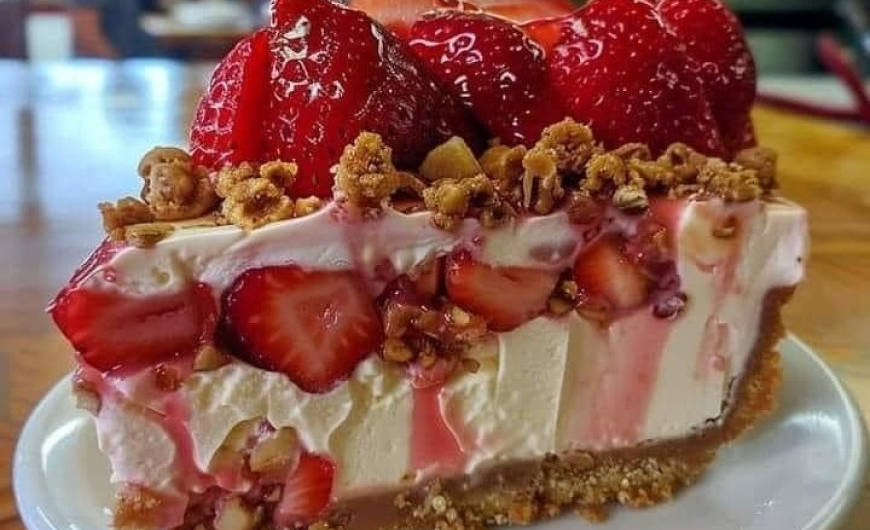 Low-Carb Erdbeer-Knusper-Käsekuchen ohne Backen – ein Sommertraum neu gedacht