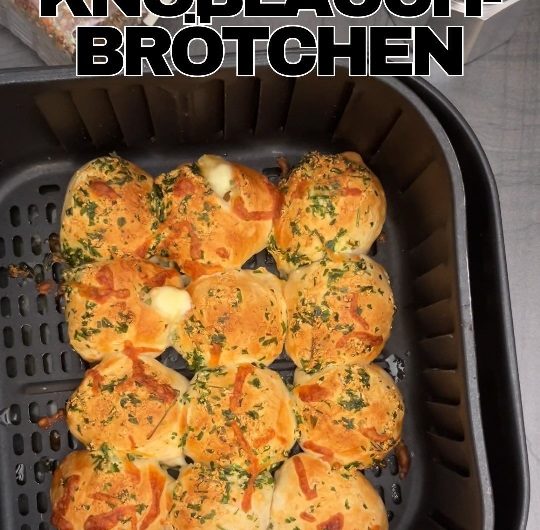 Überbackene Sonntagsbrötchen-Snacks mit Käse, Schinken und Salami – ein perfektes Fingerfood zum Serienabend