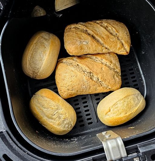 Aufbackbrötchen aus der Heißluftfritteuse – schnell, knusprig und wie frisch vom Bäcker