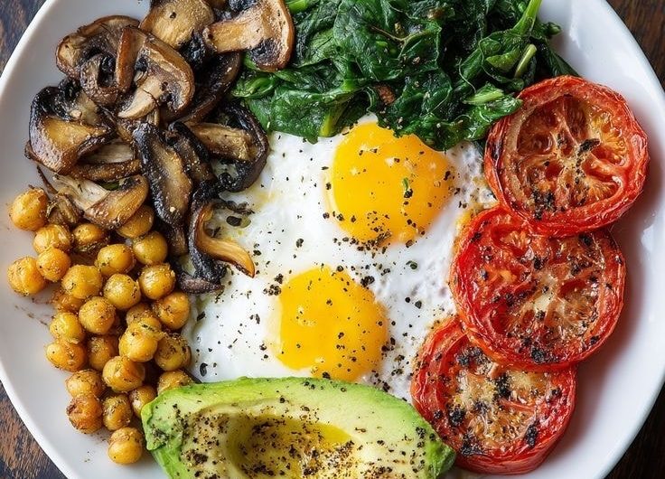 So frühstücke ich und nehme trotzdem ab – meine Low-Carb Veggie Power Bowl, die satt macht und beim Abnehmen hilft
