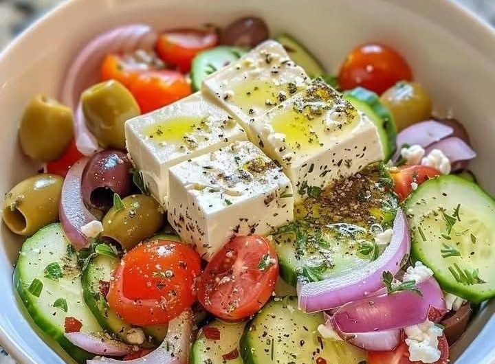 Mein Mann glaubt nicht, dass ich mit diesem Low-Carb-Griechischen Salat abnehme – und trotzdem verlangt er ihn jedes Wochenende wieder!