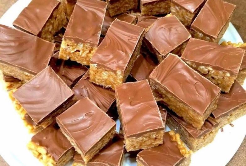 Low-Carb Snickers Brownies – das sündhaft gute Rezept meiner Mutter, das jetzt auch ohne Zucker glücklich macht