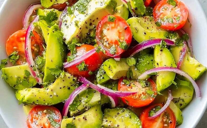 Ich mochte Avocado eigentlich nie – aber dann hat mir meine Freundin diesen Salat gezeigt, und jetzt esse ich ihn fast jeden Tag!