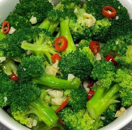 Mein Low-Carb-Wunder: Wie ich durch Brokkoli mit Knoblauch und Chili mein Abendessen neu erfand – leicht, würzig und ganz ohne Reue!