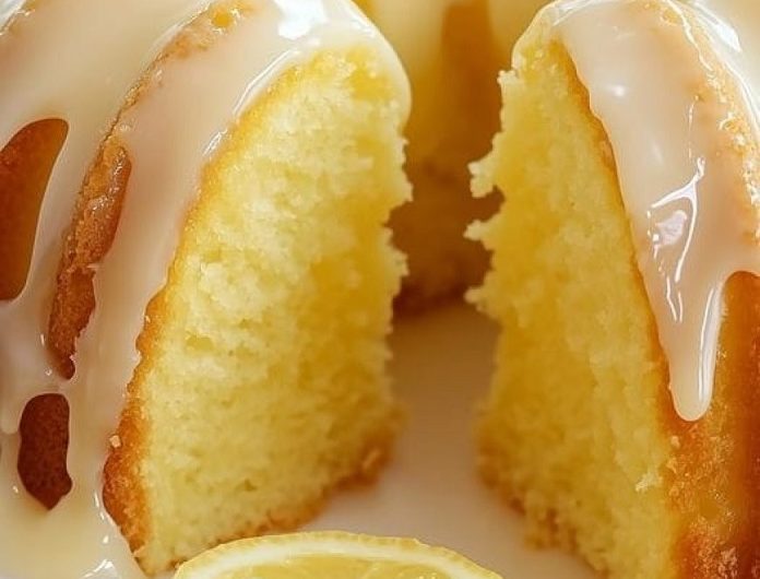 Gestern habe ich zum Spaß einen Low-Carb Zitronen-Gugelhupf gebacken… und mein Mann hat ihn komplett aufgegessen, bevor ich überhaupt ein Foto machen konnte!