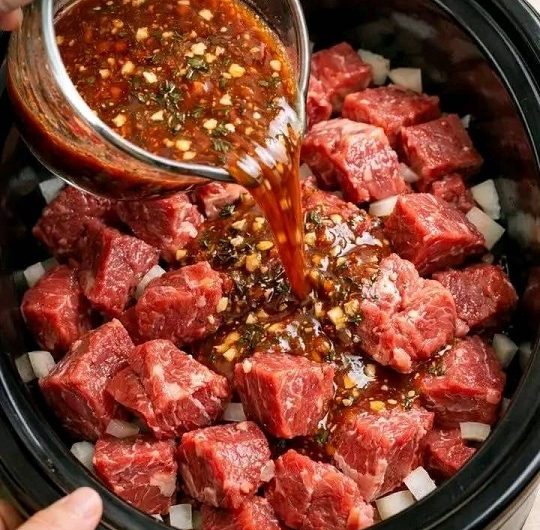 Würzige Airfryer-Rindfleischwürfel nach Hausfrauenart – ein einfaches Wohlfühlgericht mit aromatischer Kräutersauce