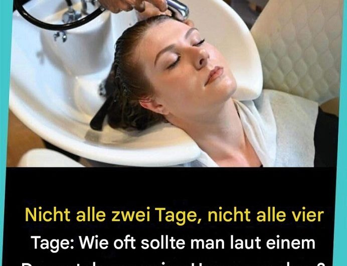 Wie oft sollte man sich wirklich die Haare waschen? Eine ganz normale Frau, ein überfülltes Badezimmerregal und die Erkenntnis, dass weniger Grübeln manchmal mehr ist