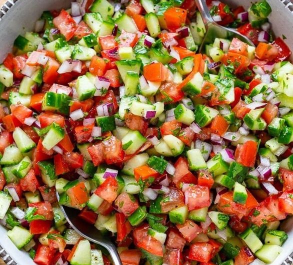 Sommerlicher Mittelmeer-Gurkensalat mit Tomaten und Kräutern – ein einfaches Familienrezept, das nach Sonne, Urlaub und frischer Küche schmeckt