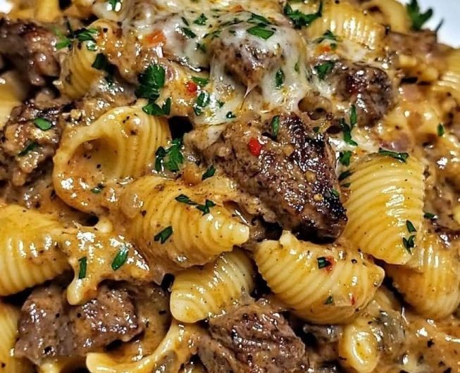 Mein schnelles Feierabendgericht aus der Pfanne – Zartes Kräutersteak mit leichten Muschelnudeln in cremiger Parmesan-Joghurt-Sauce