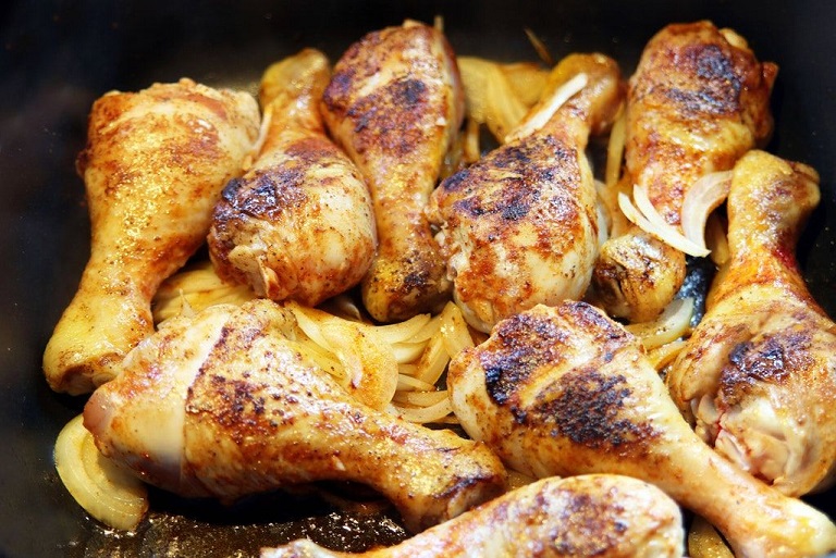 Rezept für knusprige Hähnchenschenkel – aus der Heißluftfritteuse