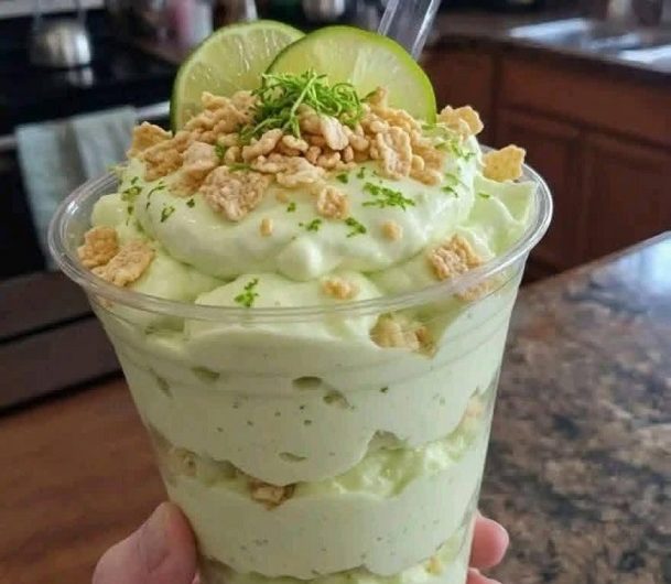 Cremiges Low-Carb Limetten-Parfait im Glas – Mein einfachstes Sommerdessert ohne Backen