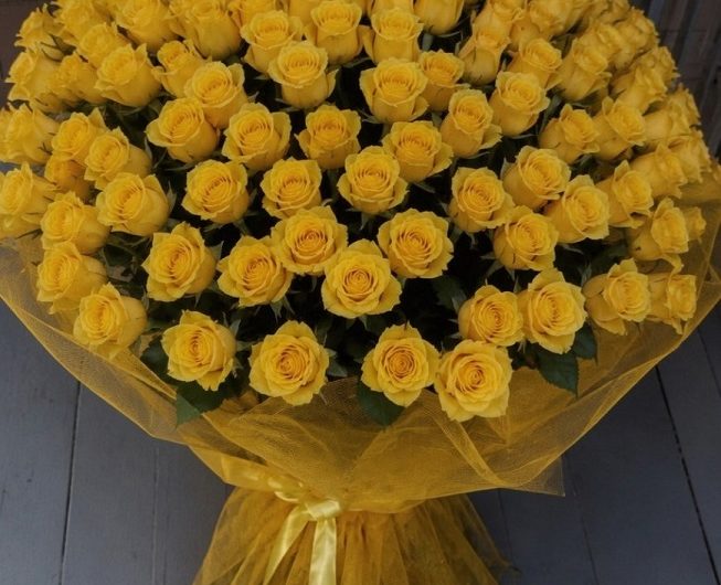 Ich erhielt 100 gelbe Rosen, während mein Mann auf Geschäftsreise war – was zunächst wie ein rätselhaftes Geschenk wirkte, führte zu einer überraschenden Familiengeschichte