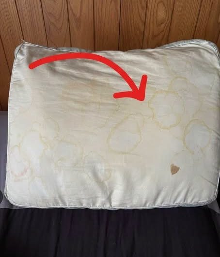 Nie wieder vergilbte Kissen – Mit diesen einfachen Hausmitteln sehen sie wieder fast wie neu aus