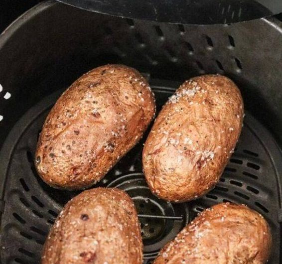 Knusprige Pellkartoffeln aus der Heißluftfritteuse – außen goldbraun, innen wunderbar weich