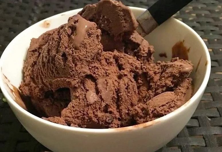 Cremiges Schokoladeneis ohne Eismaschine – das Rezept, das bei uns jeden Sommer auf den Tisch kommt