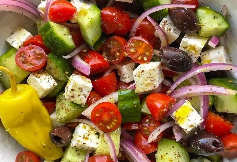 Der griechische Salat, den ich seit meinem Urlaub immer wieder zubereite