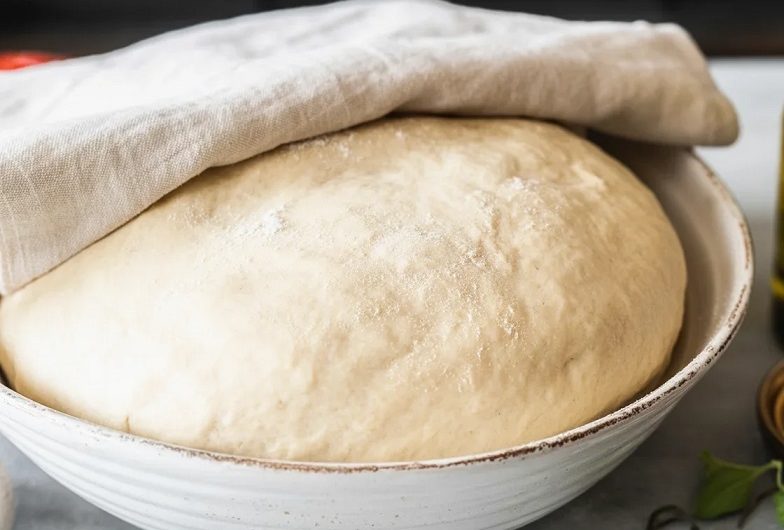 Pizzateig wie beim Italiener – Einfaches Grundrezept für knusprige Pizza mit luftigem Rand