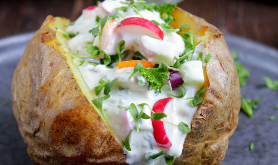 Ofenkartoffel mit cremigem Gemüse-Kräuter-Quark