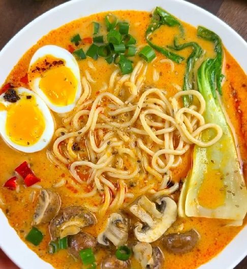 Cremige Ramen mit Gemüse, Erdnuss & Kokos 🥢📌 Rezept zum Speichern | Anzeige