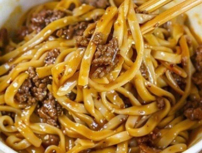 Einfaches Hackfleisch Lo Mein – würzige Asia-Nudeln in nur 25 Minuten